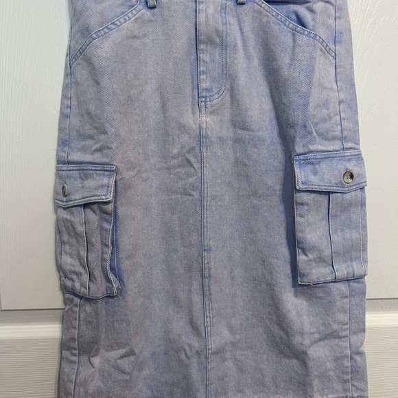 Cargo Detail Blue Wash Denim Skirt. Size XS - Picture 3 of 6